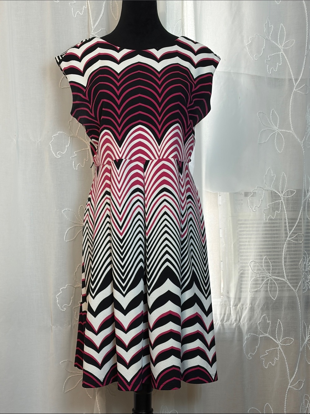 Tiana B. 12P Fit-and-Flare Chevron Dress in Black, White & Pink EUC